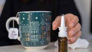 Derzeit greift eine heftige Grippewelle um sich. Kanzler Merz kritisiert dennoch zu viele Fehltage wegen Krankheit.