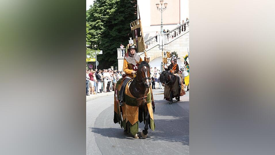 Die schönsten Augenblicke des historischen Drachenstich-Festzuges 2016. Die schönsten Augenblicke des historischen Drachenstich-Festzuges 2016.