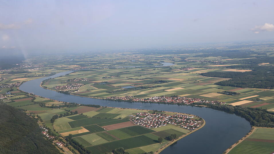Die Donau schlängelt sich zwischen Demling und Friesheim flussabwärts in den Gäuboden hinein. Wer genau hinschaut, kann die MS Rossini am Anleger erkennen. Die Donau schlängelt sich zwischen Demling und Friesheim flussabwärts in den Gäuboden hinein. Wer genau hinschaut, kann die MS Rossini am Anleger erkennen.