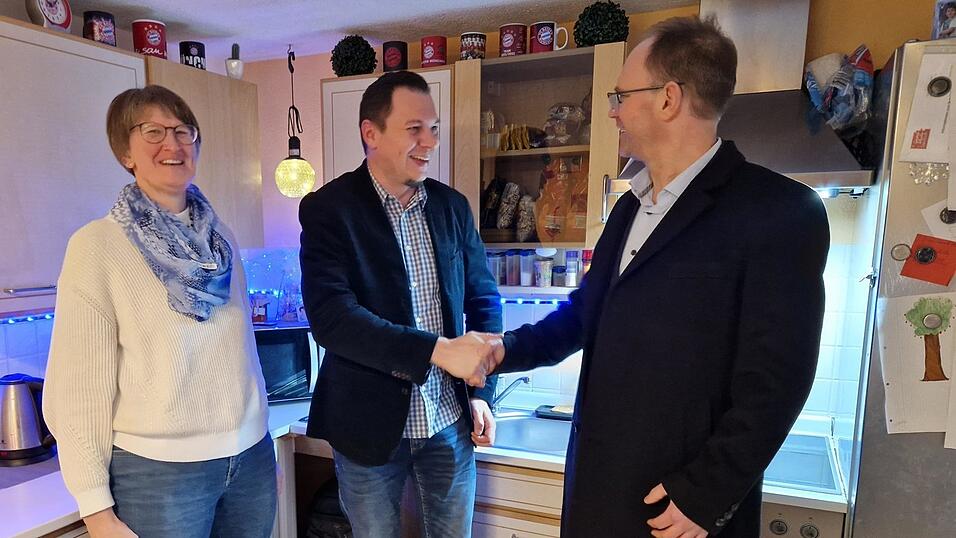 Freuen sich über die große Spenden- und Hilfsbereitschaft unserer Leser: Martin Hohenberger, Geschäftsführender Vorstand des Kreis-Caritasverbands Landau (r.) und Caritas-Sozialpädagogin Barbara Mittnacht, Leiterin Fachstelle für Pflegende Angehörige und Allgemeine Sozialberatung, sowie Johannes Bäumel, Redaktionsleiter der Landauer Zeitung. Freuen sich über die große Spenden- und Hilfsbereitschaft unserer Leser: Martin Hohenberger, Geschäftsführender Vorstand des Kreis-Caritasverbands Landau (r.) und Caritas-Sozialpädagogin Barbara Mittnacht, Leiterin Fachstelle für Pflegende Angehörige und Allgemeine Sozialberatung, sowie Johannes Bäumel, Redaktionsleiter der Landauer Zeitung.