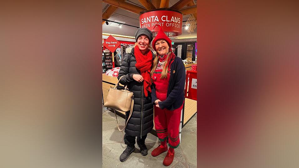 Prof. Dr. Sandra Reimann und Riitta Mattila (rechts), die unter anderem f&uuml;r die Auswahl der Briefe f&uuml;r das Archiv zust&auml;ndig ist.