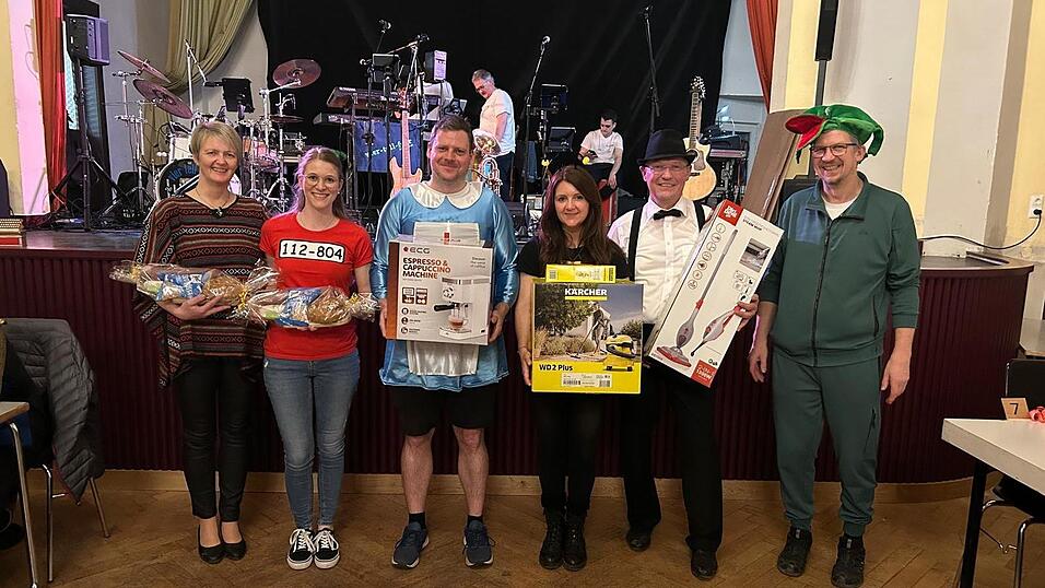 Die Sieger des W&uuml;rfelns mit 2. Vorsitzendem Hans Fischer