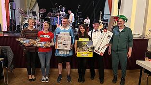 Die Sieger des W&uuml;rfelns mit 2. Vorsitzendem Hans Fischer