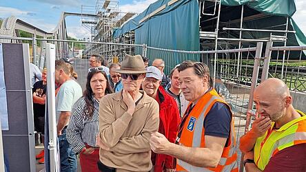 Markus Schmalzl, Leiter der Instandsetzung der Isarbrücke vom Staatlichen Bauamt (2. v. r.) erklärte den Stand der Sanierung. Markus Schmalzl, Leiter der Instandsetzung der Isarbrücke vom Staatlichen Bauamt (2. v. r.) erklärte den Stand der Sanierung.