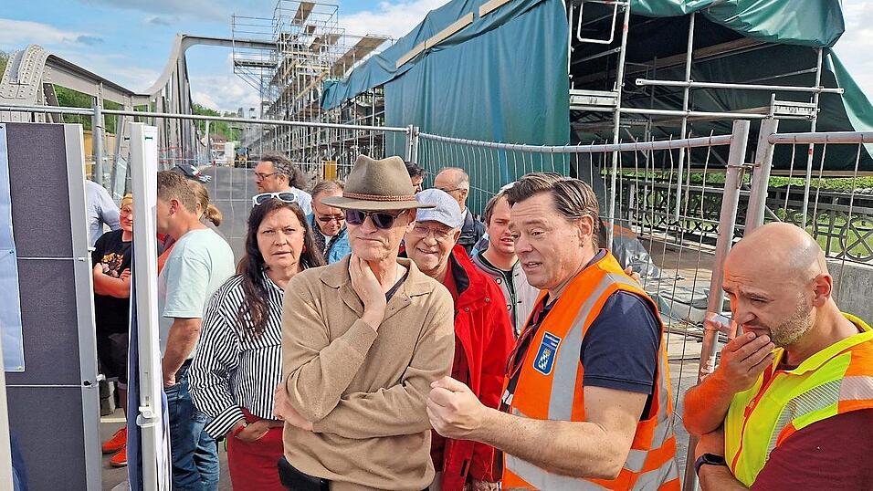 Markus Schmalzl, Leiter der Instandsetzung der Isarbr&uuml;cke vom Staatlichen Bauamt (2. v. r.) erkl&auml;rte den Stand der Sanierung.