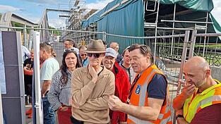Markus Schmalzl, Leiter der Instandsetzung der Isarbrücke vom Staatlichen Bauamt (2. v. r.) erklärte den Stand der Sanierung. Markus Schmalzl, Leiter der Instandsetzung der Isarbrücke vom Staatlichen Bauamt (2. v. r.) erklärte den Stand der Sanierung.
