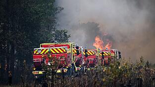 Die Feuerwehr k&auml;mpft bei Bordeaux weiter gehen gro&szlig;fl&auml;chige Waldbr&auml;nde.