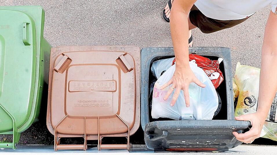 1.377 Gramm Abfall haben die Einwohner des Landkreises Landshut im Jahr 2021 im Durchschnitt jeden Tag in die M&uuml;lltonne geworfen.