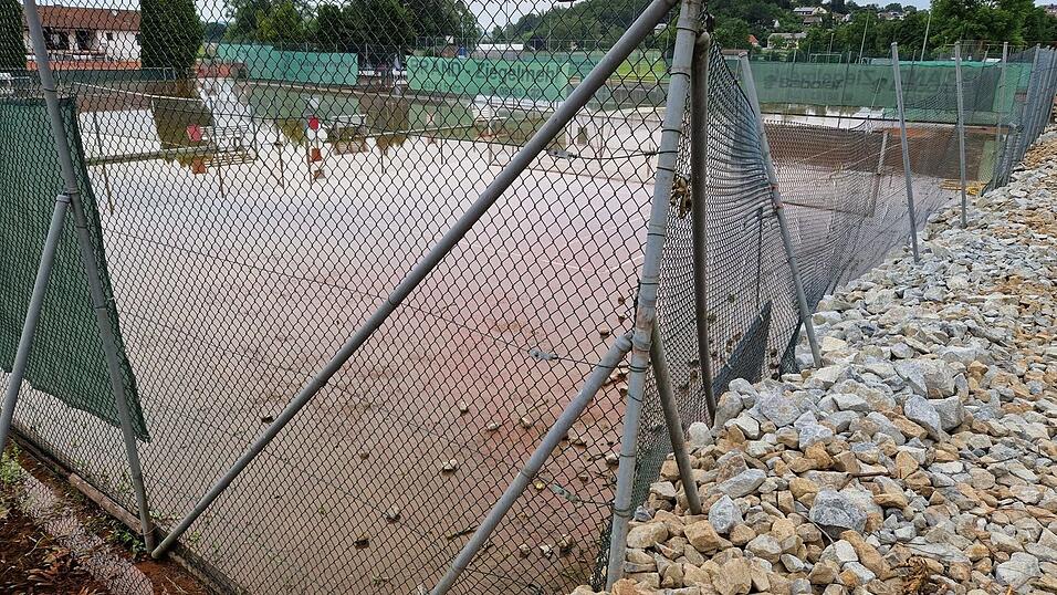 Beim Juni-Hochwasser 2024 sind beim TSV 1883 Bogen Tennis sechs Plätze schwer beschädigt worden. Lange war nicht klar, ob der Verein vom Freistaat eine Entschädigung nach dem Katastrophenschutzgesetz bekommen wird. Diese Woche bekam der Verein die Zusage für die Erstattung. Beim Juni-Hochwasser 2024 sind beim TSV 1883 Bogen Tennis sechs Plätze schwer beschädigt worden. Lange war nicht klar, ob der Verein vom Freistaat eine Entschädigung nach dem Katastrophenschutzgesetz bekommen wird. Diese Woche bekam der Verein die Zusage für die Erstattung.