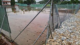 Beim Juni-Hochwasser 2024 sind beim TSV 1883 Bogen Tennis sechs Plätze schwer beschädigt worden. Lange war nicht klar, ob der Verein vom Freistaat eine Entschädigung nach dem Katastrophenschutzgesetz bekommen wird. Diese Woche bekam der Verein die Zusage für die Erstattung.