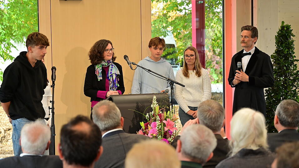 Auch vier Schüler bekamen die Gelegenheit, den historischen Gast Clemens Attenkofer zu interviewen. Auch vier Schüler bekamen die Gelegenheit, den historischen Gast Clemens Attenkofer zu interviewen.