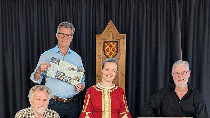 B&uuml;rgermeister Hans Schmalhofer (2. v. l.) mit &bdquo;Barde&ldquo; Hans Obermeier, K&ouml;nigin Kriemhild-Darstellerin Julia Fischer und Erz&auml;hler Roman Fischer (v.l.).