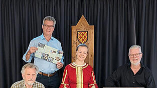 Bürgermeister Hans Schmalhofer (2. v. l.) mit „Barde“ Hans Obermeier, Königin Kriemhild-Darstellerin Julia Fischer und Erzähler Roman Fischer (v.l.). Bürgermeister Hans Schmalhofer (2. v. l.) mit „Barde“ Hans Obermeier, Königin Kriemhild-Darstellerin Julia Fischer und Erzähler Roman Fischer (v.l.).