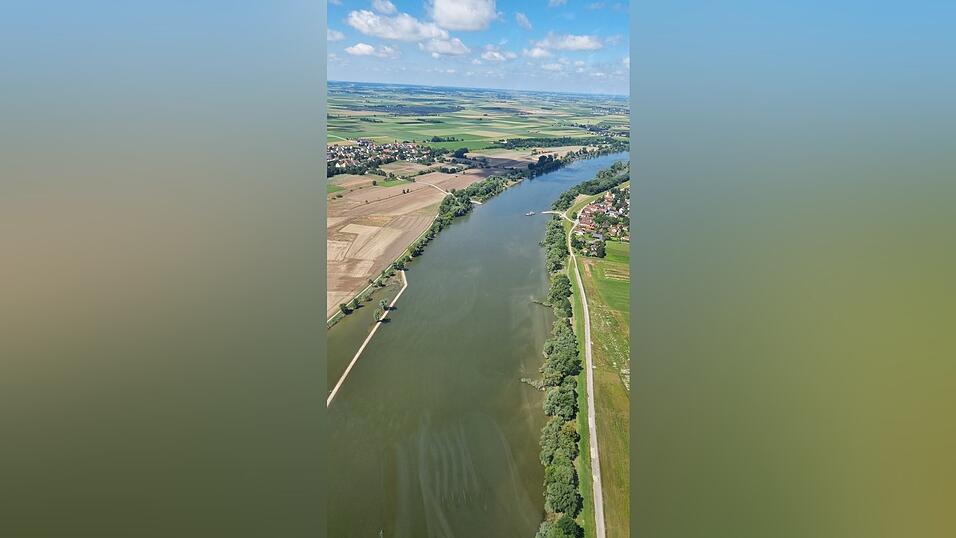 Friedlich wirkt die Donau, so lange sie sich in ihrem Bett bewegt. Doch das kann sich nach Niederschlägen sehr schnell ändern. Auf dem Luftbild ist rechts Mariaposching zu erkennen, im Fluss die Fähre. Dort, im Polder Sulzbach, sind enorme Hochwasserschutzbauten geplant. Die Gemeinde soll sich nach momentanem Stand mit 1,6 Millionen Euro daran beteiligen. Friedlich wirkt die Donau, so lange sie sich in ihrem Bett bewegt. Doch das kann sich nach Niederschlägen sehr schnell ändern. Auf dem Luftbild ist rechts Mariaposching zu erkennen, im Fluss die Fähre. Dort, im Polder Sulzbach, sind enorme Hochwasserschutzbauten geplant. Die Gemeinde soll sich nach momentanem Stand mit 1,6 Millionen Euro daran beteiligen.