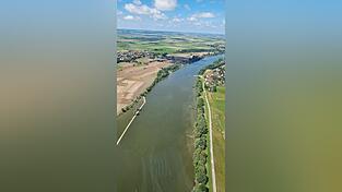 Friedlich wirkt die Donau, so lange sie sich in ihrem Bett bewegt. Doch das kann sich nach Niederschlägen sehr schnell ändern. Auf dem Luftbild ist rechts Mariaposching zu erkennen, im Fluss die Fähre. Dort, im Polder Sulzbach, sind enorme Hochwasserschutzbauten geplant. Die Gemeinde soll sich nach momentanem Stand mit 1,6 Millionen Euro daran beteiligen.