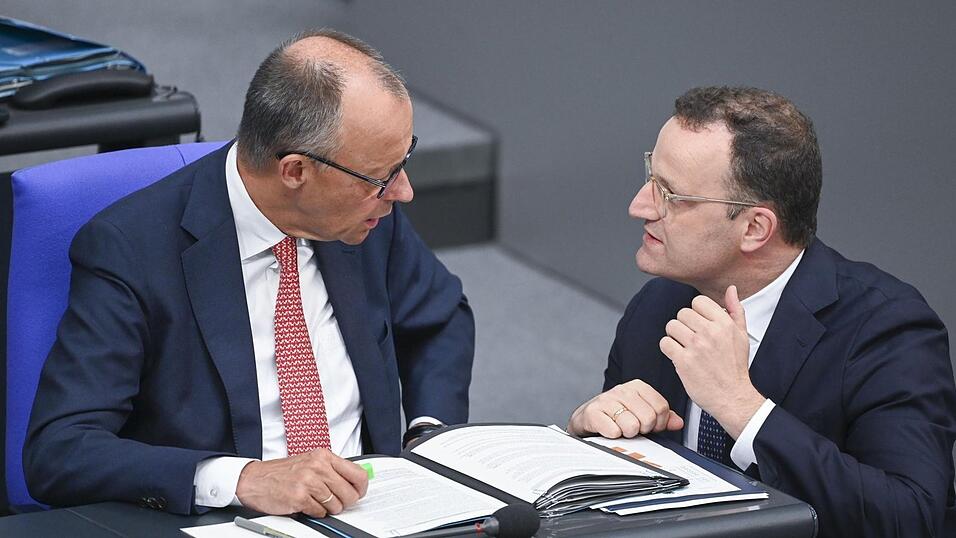 Kanzler Friedrich Merz (l.) und Unionsfraktionschef Jens Spahn kämpfen im Bundestag weiter um eine Mehrheit für das Rentenpaket.