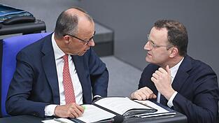 Kanzler Friedrich Merz (l.) und Unionsfraktionschef Jens Spahn kämpfen im Bundestag weiter um eine Mehrheit für das Rentenpaket.