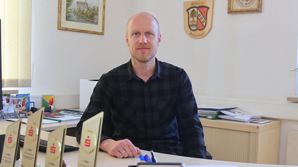 B&uuml;rgermeister Michael Schwarzfischer an seinem Arbeitsplatz im Walderbacher Rathaus. Er bewirbt sich als Kandidat der Freien W&auml;hler um eine zweite Amtszeit, in der er die Regentalgemeinde mit dem Gemeinderat und der Verwaltung weiterhin positiv gestalten m&ouml;chte. Gegenkandidaten gibt es nicht.