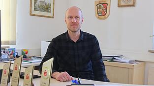 B&uuml;rgermeister Michael Schwarzfischer an seinem Arbeitsplatz im Walderbacher Rathaus. Er bewirbt sich als Kandidat der Freien W&auml;hler um eine zweite Amtszeit, in der er die Regentalgemeinde mit dem Gemeinderat und der Verwaltung weiterhin positiv gestalten m&ouml;chte. Gegenkandidaten gibt es nicht.