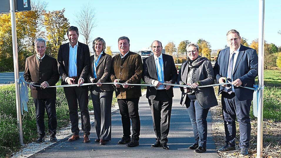 Mit dem Durchschneiden des Bands gaben sie den Weg frei, v.l.: Johann Bergermeier, Johann Eicher, MdL Petra H&ouml;gl, Staatsminister Christian Bernreiter, MdB Florian O&szlig;ner, stellvertretende Landr&auml;tin Birgit Steinsdorfer und B&uuml;rgermeister Wolfgang Brich.