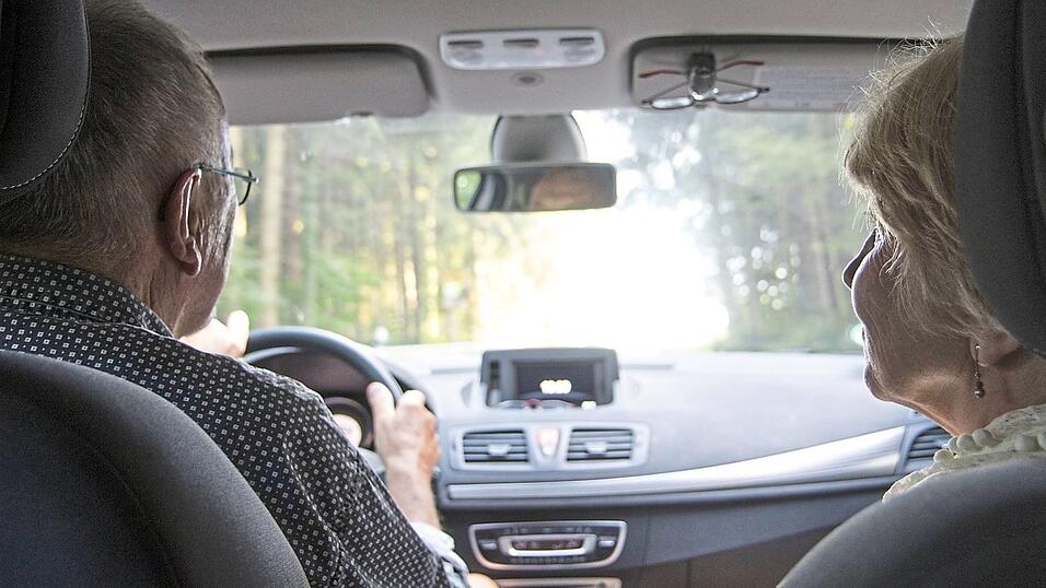Sein Fahrvermögen verliert der Mensch nicht mit einem bestimmten Alter. Gut ist, wenn jeder selbst einsichtig ist, bei Einschränkungen mit dem Autofahren aufzuhören, für die eigene Sicherheit und die der anderen.