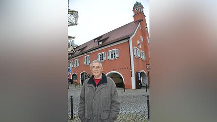 Sepp Egger vor seiner früheren Wirkungsstätte, dem Mainburger Rathaus. An diesem Sonntag feiert der Altbürgermeister und Ehrenbürger der Stadt seinen 80. Geburtstag, ganz privat in kleiner Runde bei einem Weißwurstfrühstück im Biberbau.