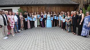 Grund zur Freude hatten die Friseure bei der &Uuml;berreichung ihres Gesellenbriefes zusammen mit den G&auml;sten des Handwerk, Schule und Politik.
