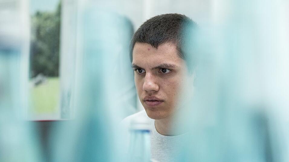 Tobias Madl ist 25 Jahre alt und Hacker. 2018 hat der geb&uuml;rtige M&uuml;nchner das Nationalteam bei der 'Cyber Security Challenge' als Kapit&auml;n zum EM-Titel gef&uuml;hrt. Tobias arbeitet bei einer Firma, die die digitale Sicherheit anderer Agenturen verbessert.