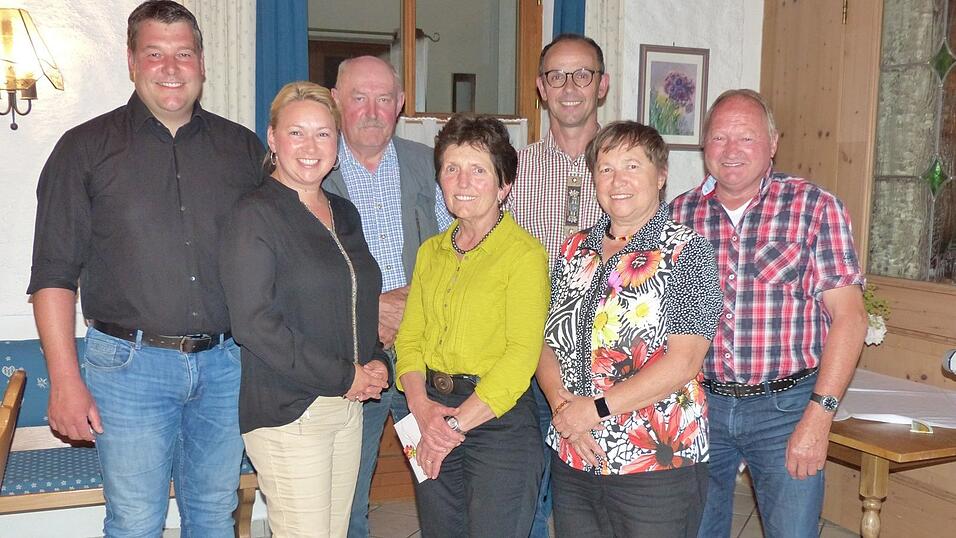Die neugewählten und bisherigen Ortsobmänner, Ortsbäuerinnen und Stellvertreter: (von links) Marco und Bettina Rothmayr, Georg Altmann, Cilli Artmann, stellvertretender BBV-Kreisobmann Franz Lehner, Veronika und Georg Rothmayr. Die neugewählten und bisherigen Ortsobmänner, Ortsbäuerinnen und Stellvertreter: (von links) Marco und Bettina Rothmayr, Georg Altmann, Cilli Artmann, stellvertretender BBV-Kreisobmann Franz Lehner, Veronika und Georg Rothmayr.