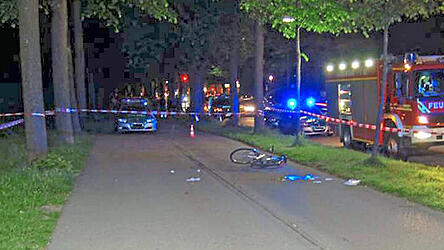 Ein Foto aus der Tatnacht: Auf dem Radweg liegt noch das Fahrrad von Domenico Lorusso. Der Tatort ist zur Spurensicherung abgesperrt.