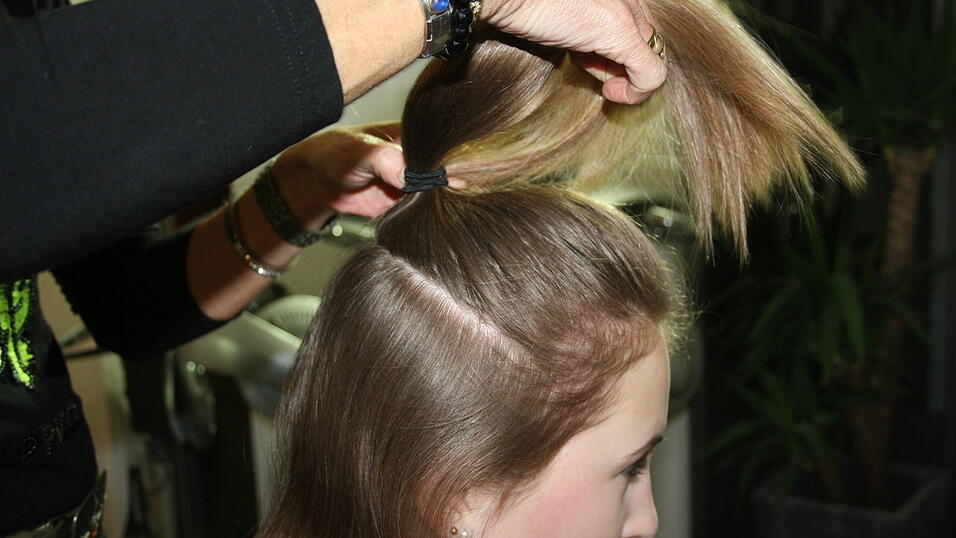 Schritt 1: Das Deckhaar abteilen und mit einem Haargummi aus dem Weg schaffen. Schritt 1: Das Deckhaar abteilen und mit einem Haargummi aus dem Weg schaffen.