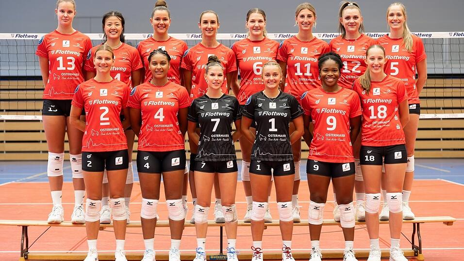 Jetzt wird’s ernst für die Raben: Pia Fernau (vorne von links), Jeannette Huskic, Anna-Sophia Deliano, Emely Brodowski, Crystal Burk, Maja Feuerlein, Diana Vavrek (hinten von links), Jenni Liu, Anna Jahn, Julia Brandhuber, Annie Hatch, Alayna Crabtree, Tina de Groot und Nadine Burbrink.