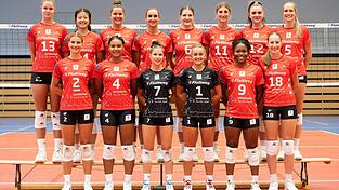 Jetzt wird’s ernst für die Raben: Pia Fernau (vorne von links), Jeannette Huskic, Anna-Sophia Deliano, Emely Brodowski, Crystal Burk, Maja Feuerlein, Diana Vavrek (hinten von links), Jenni Liu, Anna Jahn, Julia Brandhuber, Annie Hatch, Alayna Crabtree, Tina de Groot und Nadine Burbrink.
