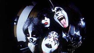 Kiss machte mit wildem Make-up, spektakulären Kostümen und theatralischen Live-Shows Furore. (Archivbild)