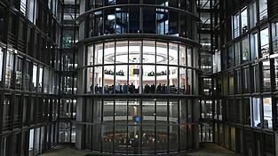 Der Ausschuss tagte bis zum Morgen.