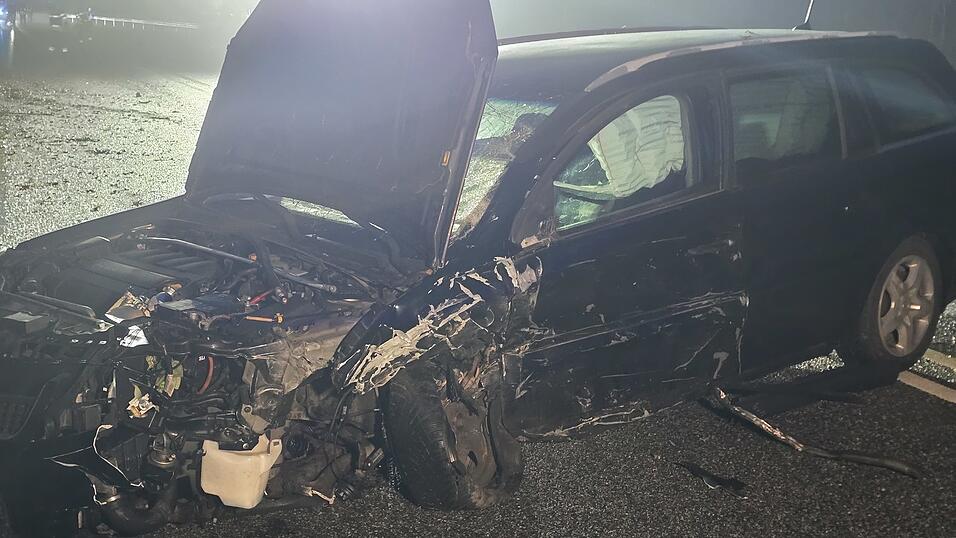 Die Feuerwehr übernahm die Absicherung der Unfallstelle. Die Feuerwehr übernahm die Absicherung der Unfallstelle.