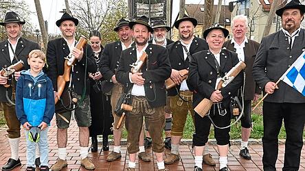 Die B&ouml;llerabordnung er&ouml;ffnete im Freien die Hauptversammlung des Sch&uuml;tzengau Hallertau.