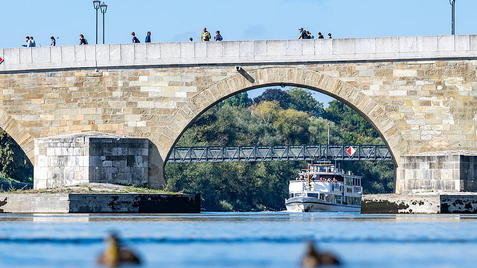 An der Steinernen Br&uuml;cke geriet ein Mann am Sonntag in einen Wasserstrudel und musste von Passanten gerettet werden. (Archivfoto)&nbsp;