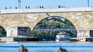 An der Steinernen Brücke geriet ein Mann am Sonntag in einen Wasserstrudel und musste von Passanten gerettet werden. (Archivfoto) An der Steinernen Brücke geriet ein Mann am Sonntag in einen Wasserstrudel und musste von Passanten gerettet werden. (Archivfoto)