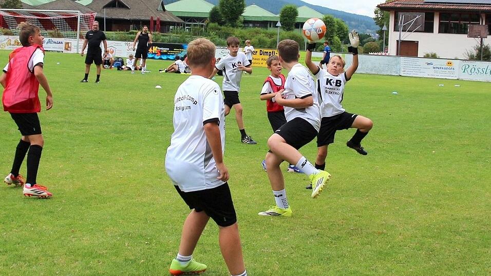 Neben viel Techniktraining stand auch das Fußballspielen hoch im Kurs. Neben viel Techniktraining stand auch das Fußballspielen hoch im Kurs.