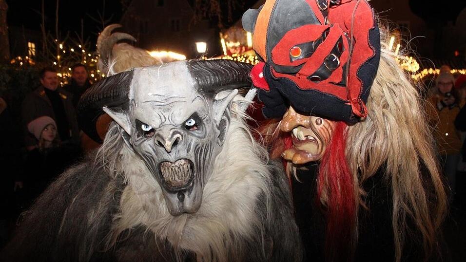 Die Perchtengruppe 'Frisinger Fratz'n' trat am Mittwochabend auf dem Landshuter Christkindlmarkt auf. Die Perchtengruppe 'Frisinger Fratz'n' trat am Mittwochabend auf dem Landshuter Christkindlmarkt auf.