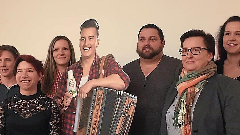 Der 'Andi' reiht sich in die Vorstandschaft des ersten deutschen Gabalier-Fanclubs ein, vorerst als Pappmaschee-Idol.