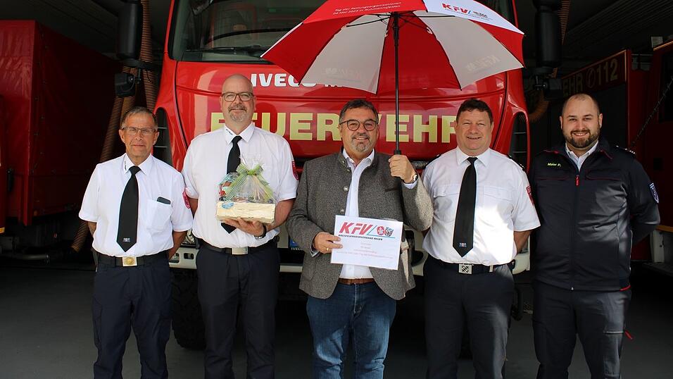 Am Feuerwehrhaus in Ruhmannsfelden: Stolz beschirmt Bürgermeister Werner Troiber (Mitte) die Bittsteller Rudi Edenhofer (v.l.), Thomas Lang, Heinrich Mühlbauer und Patrick Maier. Am Feuerwehrhaus in Ruhmannsfelden: Stolz beschirmt Bürgermeister Werner Troiber (Mitte) die Bittsteller Rudi Edenhofer (v.l.), Thomas Lang, Heinrich Mühlbauer und Patrick Maier.