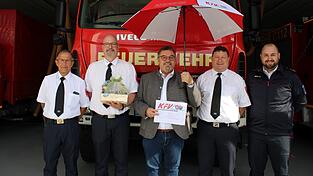 Am Feuerwehrhaus in Ruhmannsfelden: Stolz beschirmt Bürgermeister Werner Troiber (Mitte) die Bittsteller Rudi Edenhofer (v.l.), Thomas Lang, Heinrich Mühlbauer und Patrick Maier.