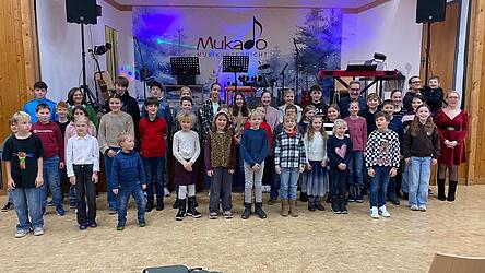 Gro&szlig; war auch diesmal die Schar der Mitwirkenden um die Musiklehrer Katy und Sebastian G&ouml;llner.