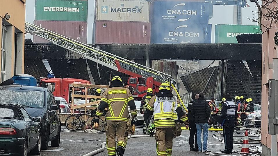 Die Feuerwehr rückte in Regensburg zu einer brennenden Halle aus. Die Feuerwehr rückte in Regensburg zu einer brennenden Halle aus.