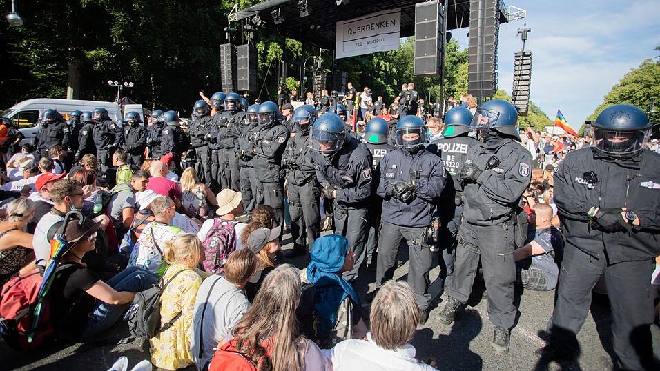 Die große Corona-Demonstration in Berlin am 1. August musste die Polizei auflösen. Die große Corona-Demonstration in Berlin am 1. August musste die Polizei auflösen.