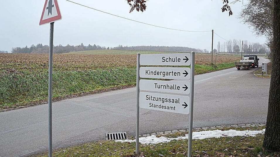 Rechterhand geht es zu Schule, Kindergarten, Turnhalle und gemeindlichem Sitzungssal, linkerhand entsteht das neue Baugebiet 'Am Schulgel&auml;nde'.
