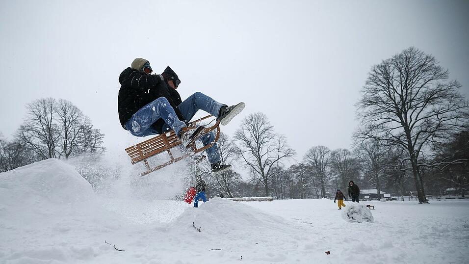 Immerhin herrschen nun perfekte Verhältnisse für alle, die Spaß am Schnee haben. Immerhin herrschen nun perfekte Verhältnisse für alle, die Spaß am Schnee haben.