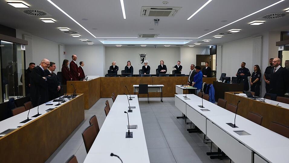 Laut Anklage sollen die 36- bis 58-Jährigen als sogenannte Auslandsoperateure für Waffendepots in mehreren europäischen Staaten zuständig gewesen sein, die für Anschläge genutzt werden sollten. (Archivbild) Laut Anklage sollen die 36- bis 58-Jährigen als sogenannte Auslandsoperateure für Waffendepots in mehreren europäischen Staaten zuständig gewesen sein, die für Anschläge genutzt werden sollten. (Archivbild)
